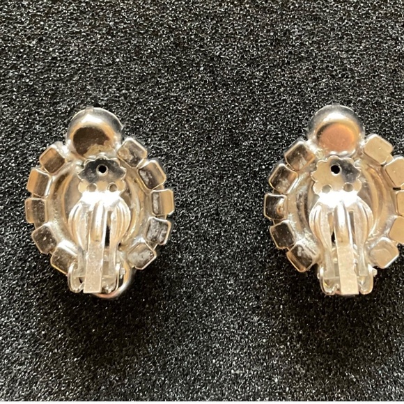 Vintage Rhinestone Clip On Earrings 1.25" Cluster Round & Marquise Shaped - Picture 4 of 5